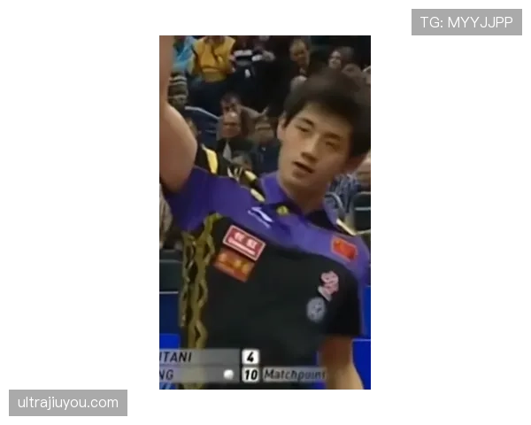 张继科穿着汗衫咕咚喝瓶矿泉水,完全看不出昔日国乒老大哥的架势 张继科穿着汗衫咕咚喝瓶矿泉水,完全看不出昔日国乒老大哥的架势